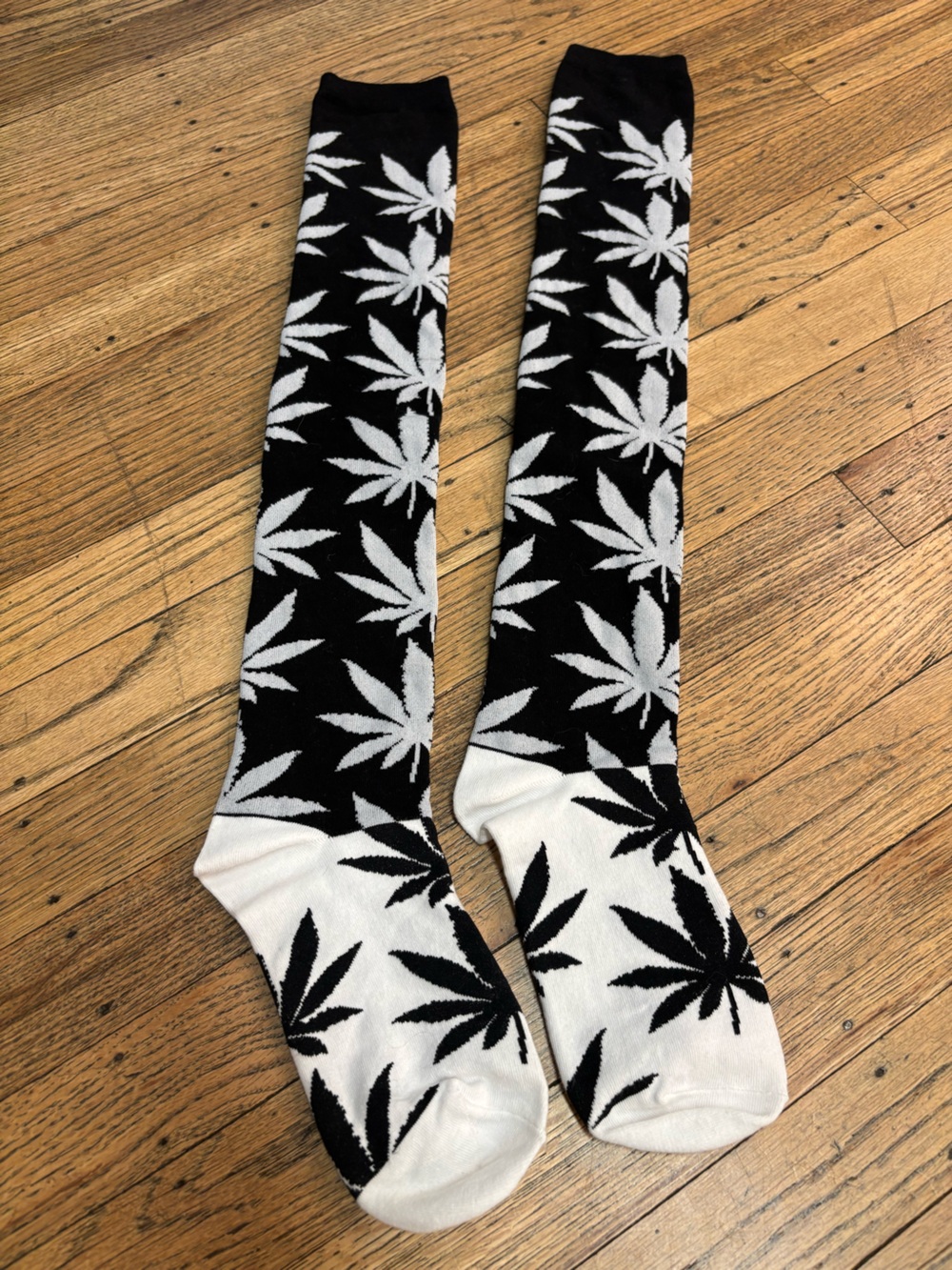 Black & White knee high 7point Leaf Pattern Crew Socks